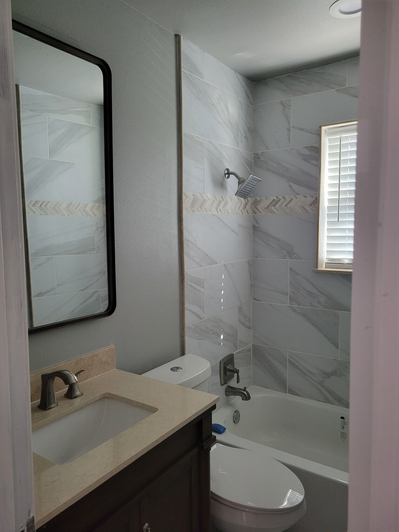 Bathtub with complete wall of tile - 220 Sendero Dr