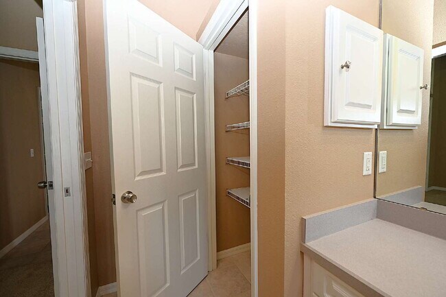 Building Photo - 2618 High Ridge Dr