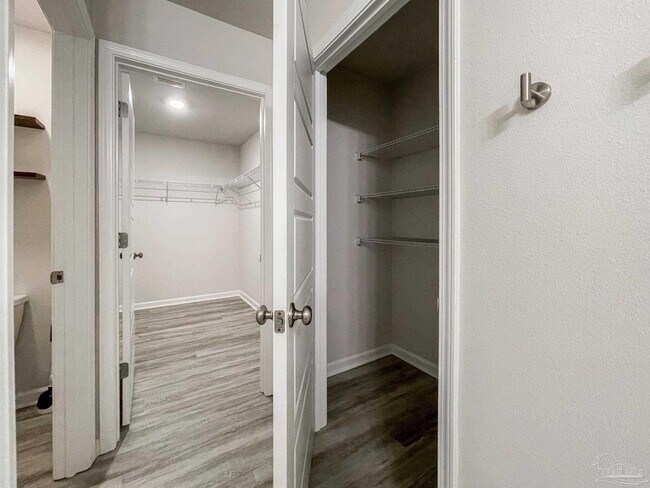 Building Photo - 9627 Angel Oak Dr