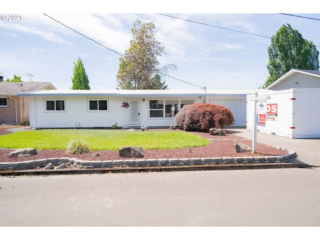 Building Photo - Gorgeous 3 Bedroom Remodel in Highly Desir...