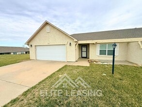 Building Photo - Beautiful 3 Bed, 2 Bath One-Level Home | HOA Maintained