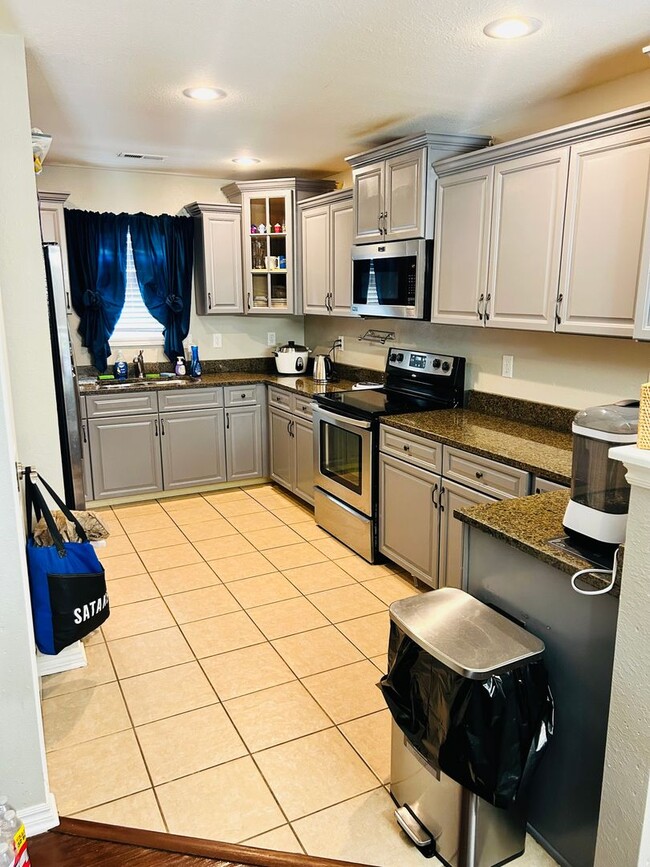 Building Photo - Beautifully Updated, Close to Fort Riley!