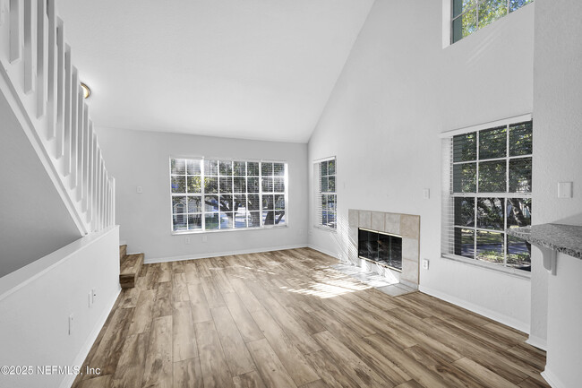 Building Photo - 13700 Richmond Park Dr N