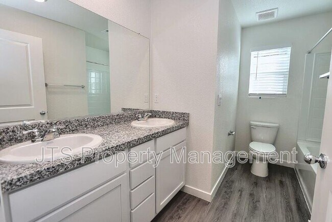 Building Photo - 2097 Shady Tree Cir