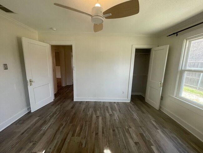 Building Photo - (("Wake Up in a Home YOU Love")) 2/2 STUNNING House Close to Exciting Downtown Fort Worth! An ABS...