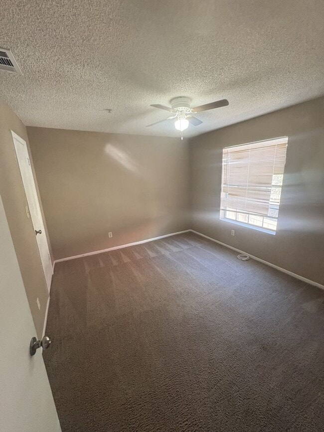 Building Photo - Large 2 bedroom 2 bath Condo