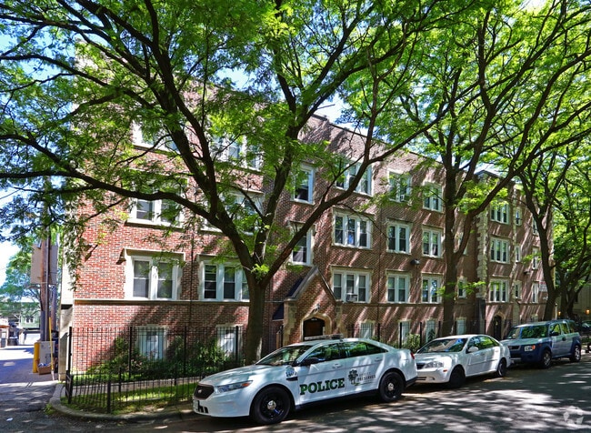 Building Photo - 7340 N Damen Ave