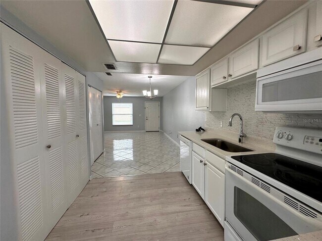 Building Photo - 22 W Country Cove Way