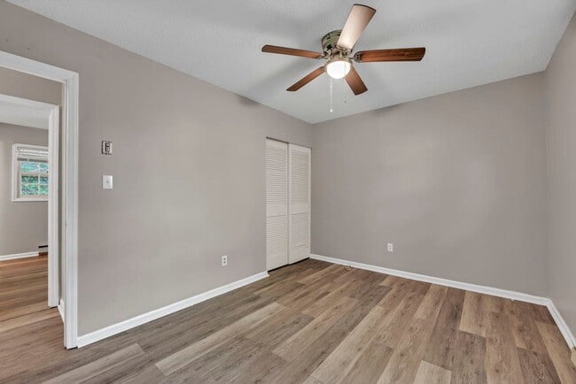 Building Photo - $2200 — 4 bedroom 2 bath House Student and...