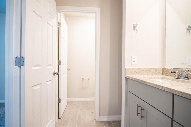 Building Photo - 425 Legacy Lp