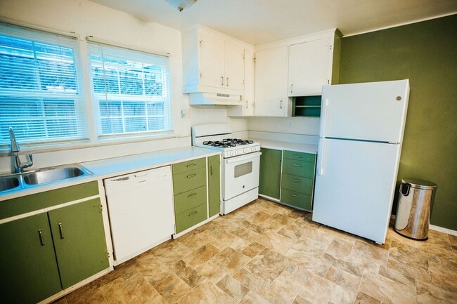 Building Photo - Spacious 4-bedroom, 2-bath single-family home located in a desirable Eureka neighborhood near Hen...