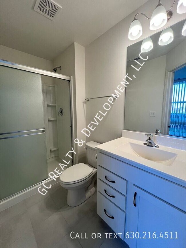 Building Photo - 2217 Parkside Dr