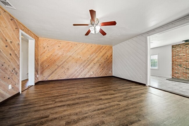 Building Photo - Adorable and clean country property locate...