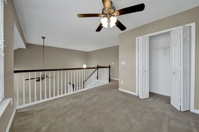 Building Photo - Lovely Two Bedroom Townhome With Bonus and...