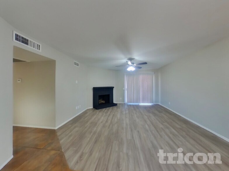 Building Photo - 570 W Myrna Ln