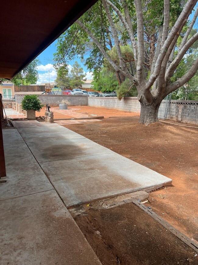Building Photo - Great 3 bedroom 2 bathroom,  home with a h...