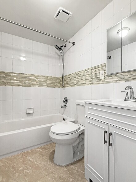 bathroom - 495 Maple St