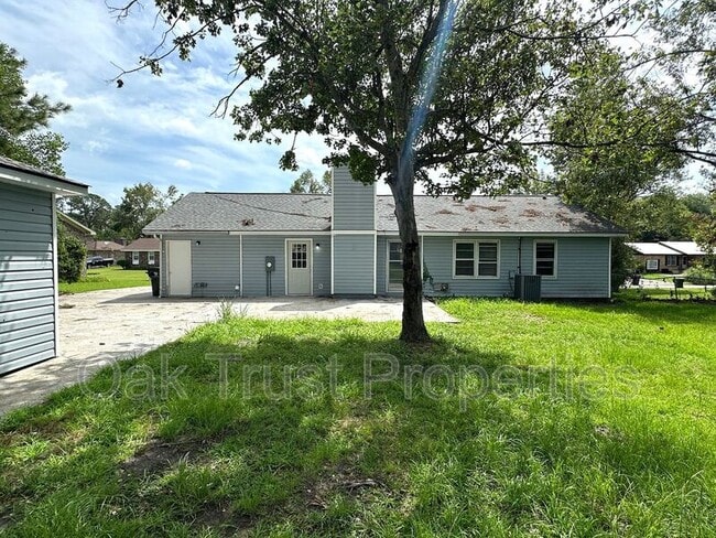 Building Photo - 108 Columbia Dr