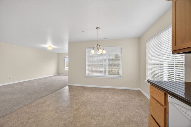 Building Photo - Spacious 2 Bedroom, 2 bath 2nd Floor Apartment