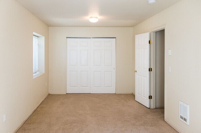 Building Photo - Garfield Duplex 5