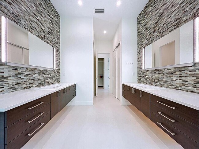 Building Photo - 1347 Harbor Dr