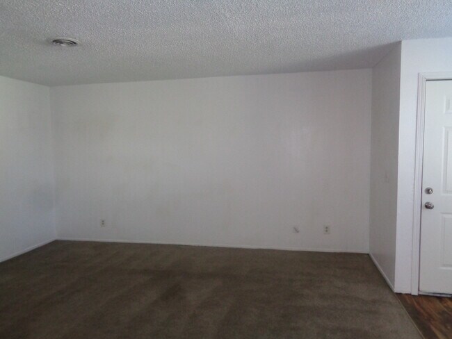 Building Photo - 1332 Hobart Dr