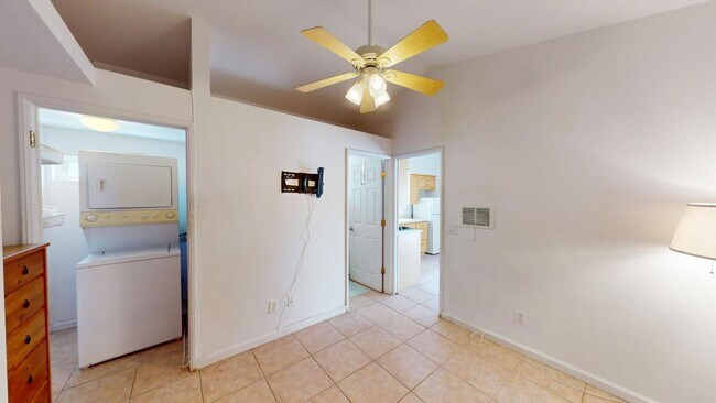 Building Photo - Charming One-Bedroom Backhouse in the cent...