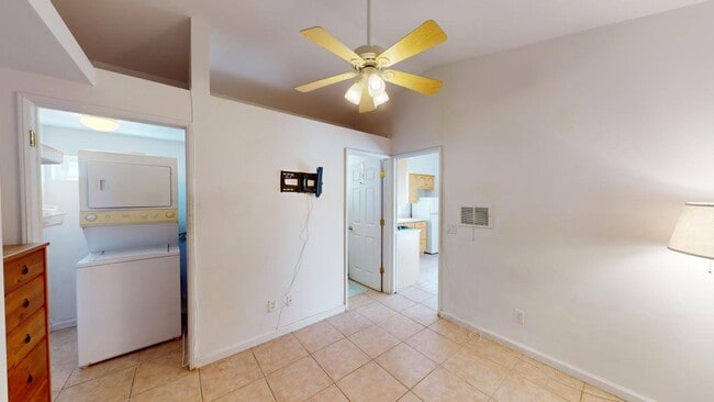 Building Photo - Charming One-Bedroom Backhouse in the center of Coronado's Village