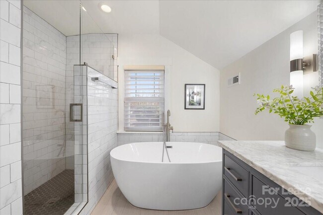 Building Photo - 5712 Oak Dr