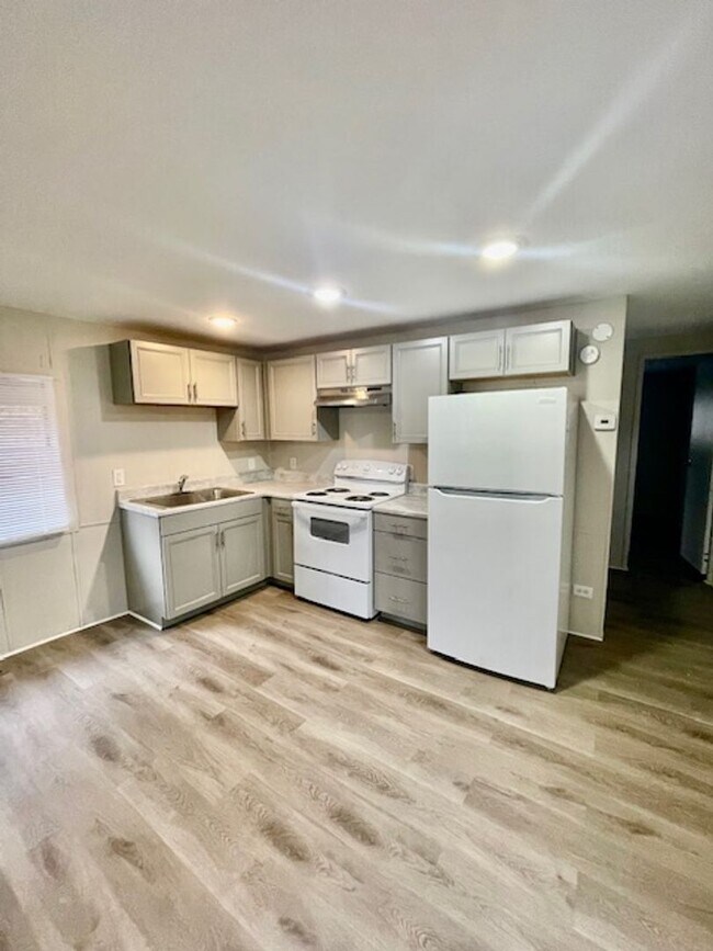 Building Photo - Adorable  3 bedroom 2 bath Mobile Home located it Dallas