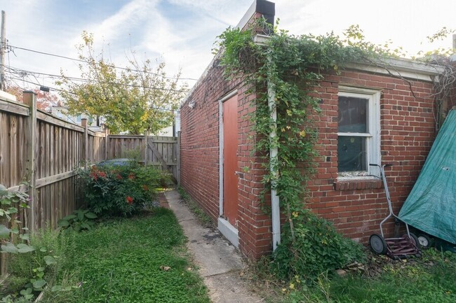 Building Photo - The Perfect Perch in Petworth!