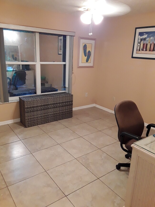 Building Photo - 118 SW Fairway Ave