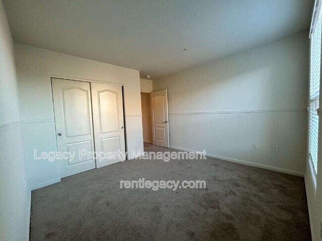 Building Photo - 5350 Dunlay Dr