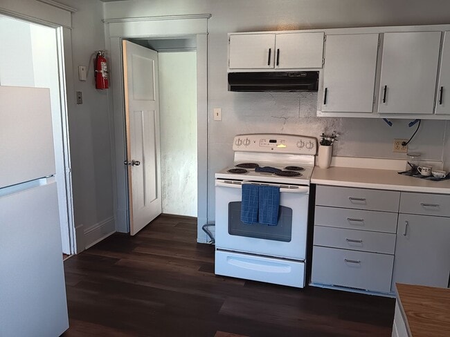 Building Photo - 344 1st St