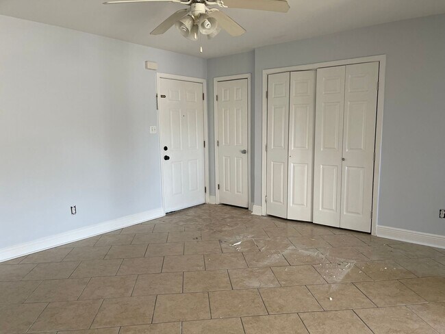 Building Photo - Condo Living Is The Life For You