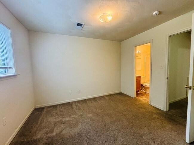 Building Photo - 3 Bedroom 2 Bath Condo