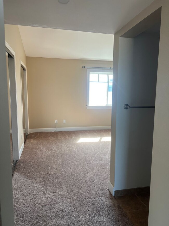 Building Photo - Modern 2-Bed, 2.5-Bath Townhome in Gardena...