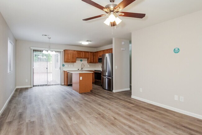 Building Photo - 195 W Brangus Way