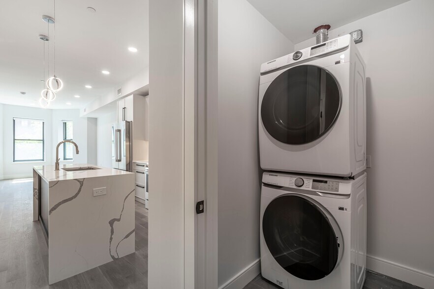 Building Photo - 169 Newbury St