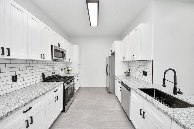 Building Photo - 15411 Town Green Dr