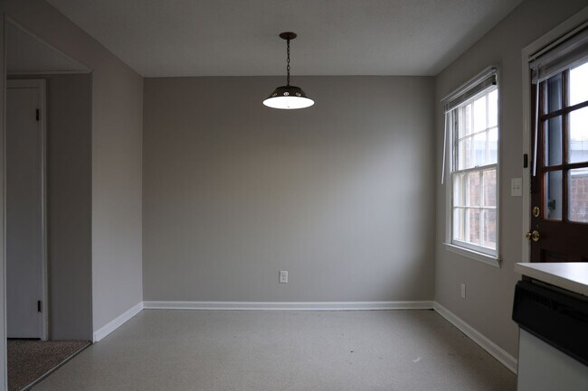 Building Photo - 510 S Vermont St