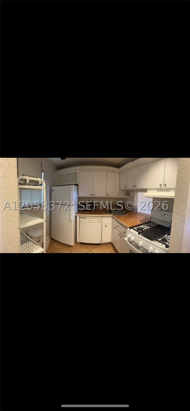 Building Photo - 8650 SW 67th Ave