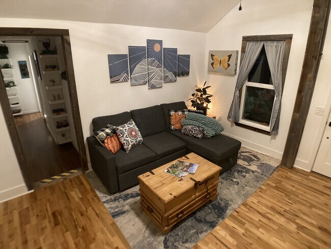 Building Photo - 301 4th St