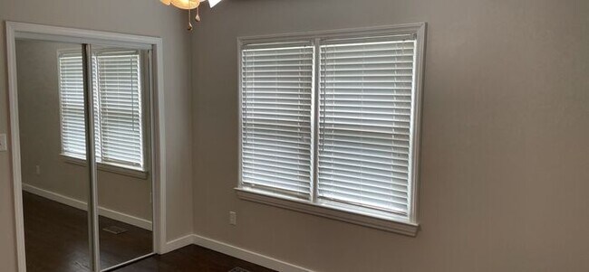Building Photo - 2 bedroom 1 bath renovated pet friendly home