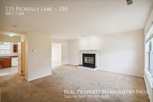 Building Photo - Spacious 3-Story End-Unit Townhome in Prim...