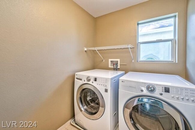 Building Photo - 4 Bedroom For Rent! Near Durango Station