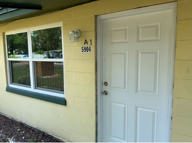 Building Photo - 5904 Kingsview Ln