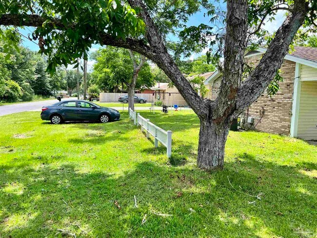 Building Photo - 2114 Hollyhill Rd