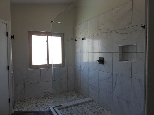 Building Photo - THIS HOME IS FOR LEASE UNTIL 8/31/2026 SHORT TERM.