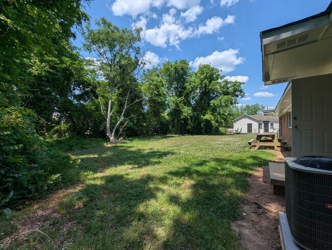 Building Photo - 110 Springtree Rd